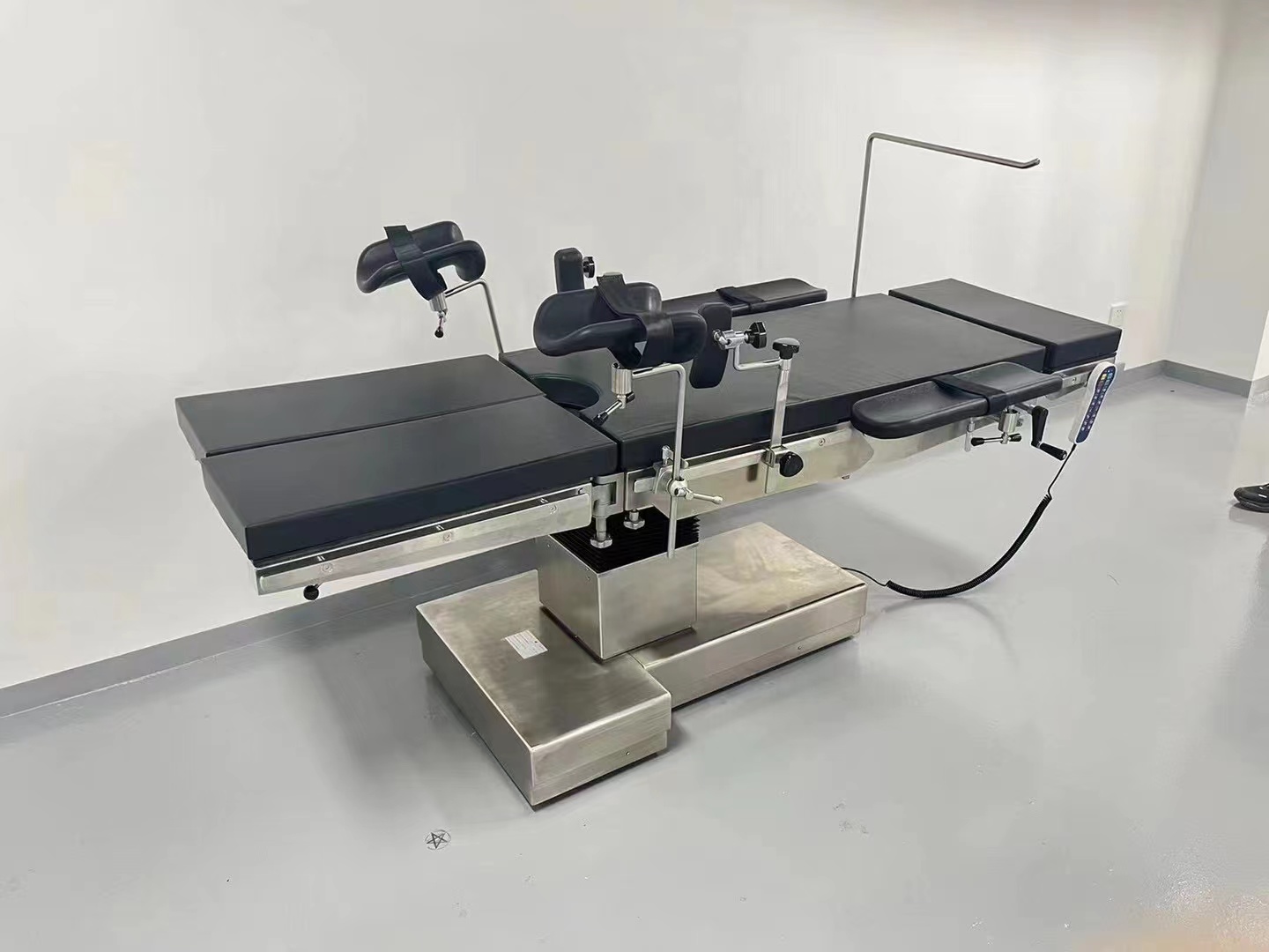 Multifunctional Operating Table Dual Control အတွက် ဆေးဘက်ဆိုင်ရာလျှပ်စစ်အရိုးလည်ပတ်မှုဇယားပါသော လျှပ်စစ် ဟိုက်ဒရောလစ် OT Table