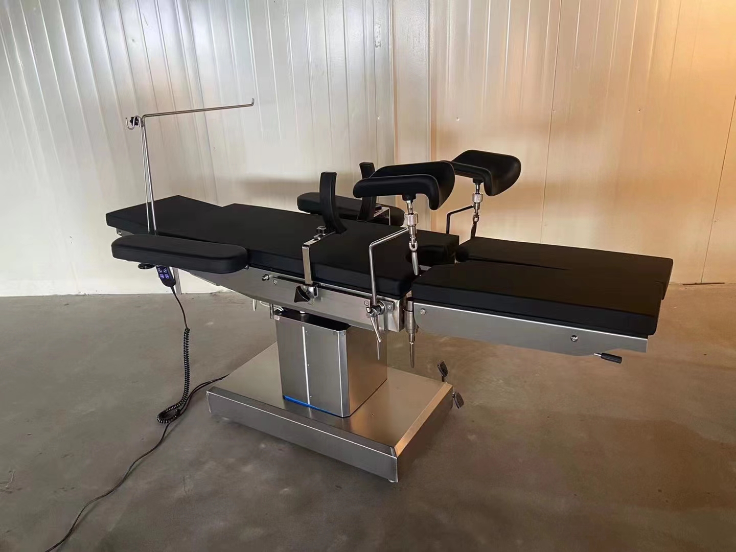 ရေဒီယိုသတ္တိကြွအရိုးခွဲစိတ်မှု Table Electric C-Arm X-Ray Operating Table Electric Operation Theatre Table