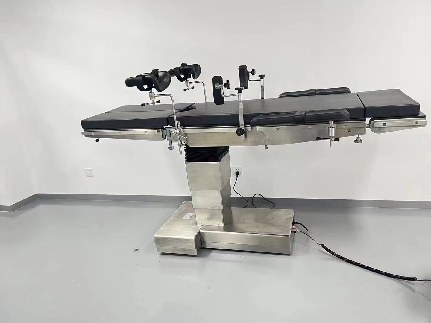 Multifunctional Operating Table Dual Control အတွက် ဆေးဘက်ဆိုင်ရာလျှပ်စစ်အရိုးလည်ပတ်မှုဇယားပါသော လျှပ်စစ် ဟိုက်ဒရောလစ် OT Table