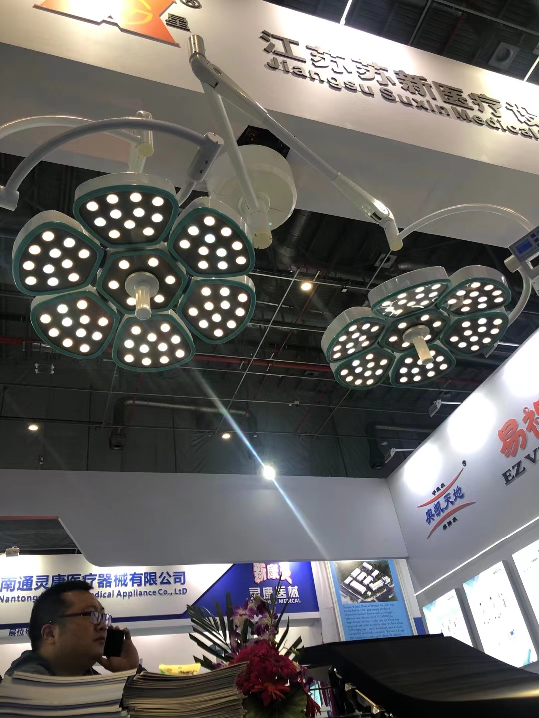 Flexible Adjustable Color Temperature LED Shadowless မီးအိမ် Double Domes Osram Bulb Ceiling Operating light Surgical Lamp