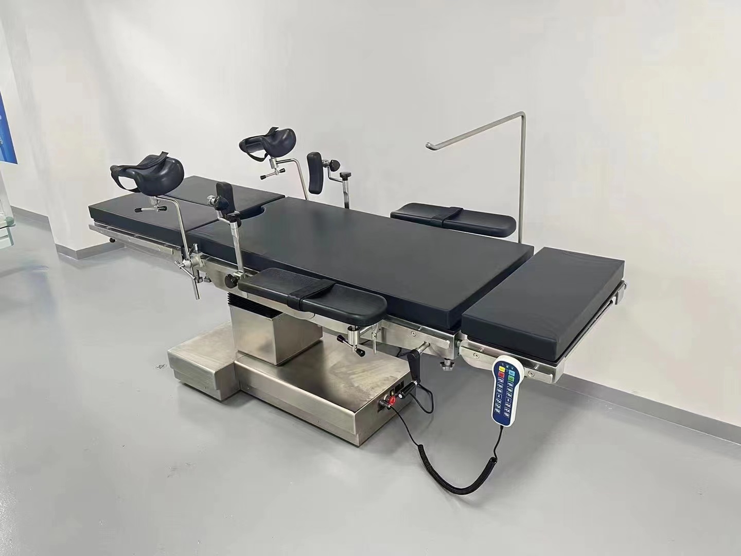 Multifunctional Operating Table Dual Control အတွက် ဆေးဘက်ဆိုင်ရာလျှပ်စစ်အရိုးလည်ပတ်မှုဇယားပါသော လျှပ်စစ် ဟိုက်ဒရောလစ် OT Table