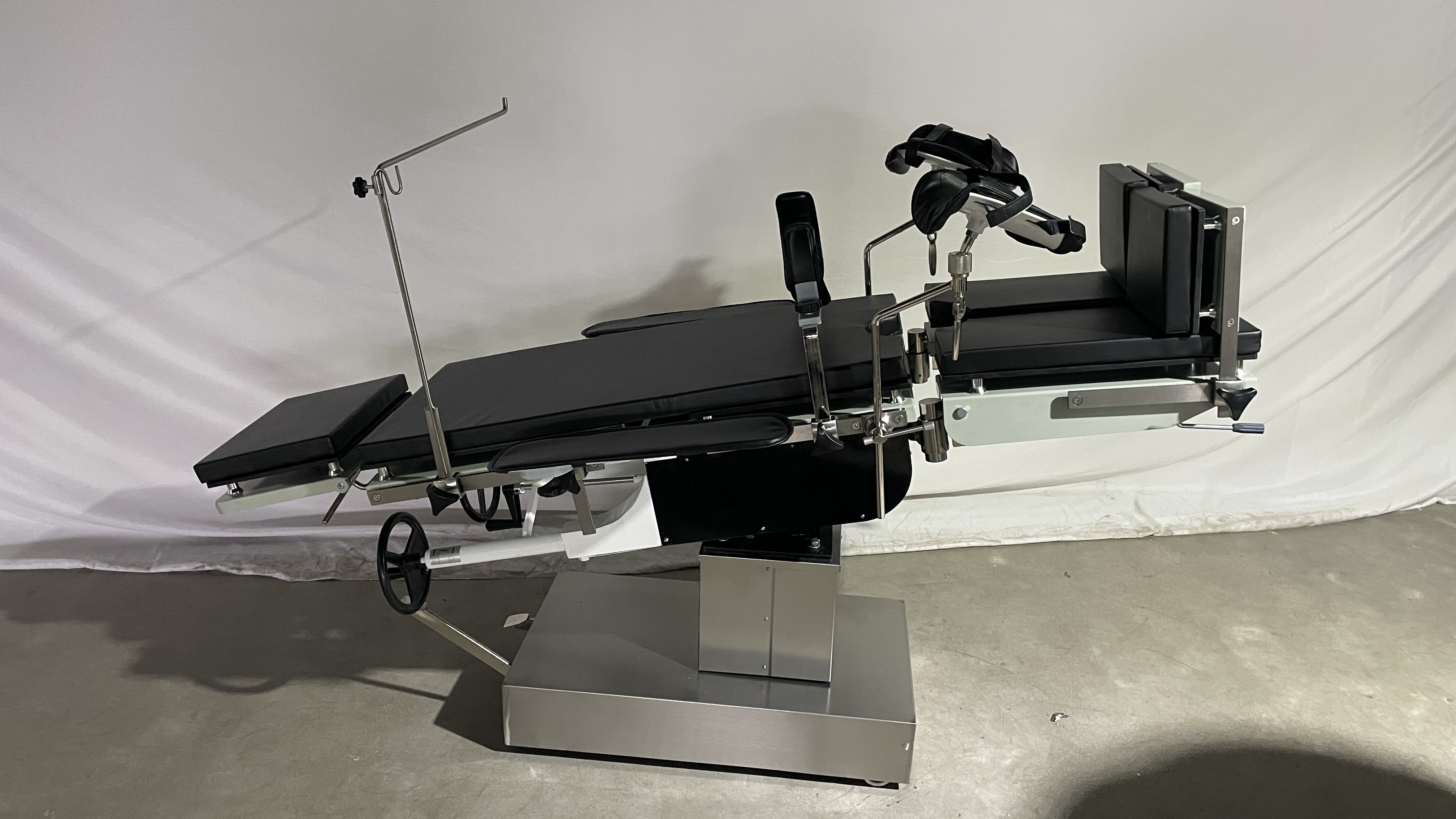 Head Controlled 3008 Operating Table Radiolucent Manual Theatre Operation Table လိုက်ဖက်သော X-Ray Hydraulic Operating Table