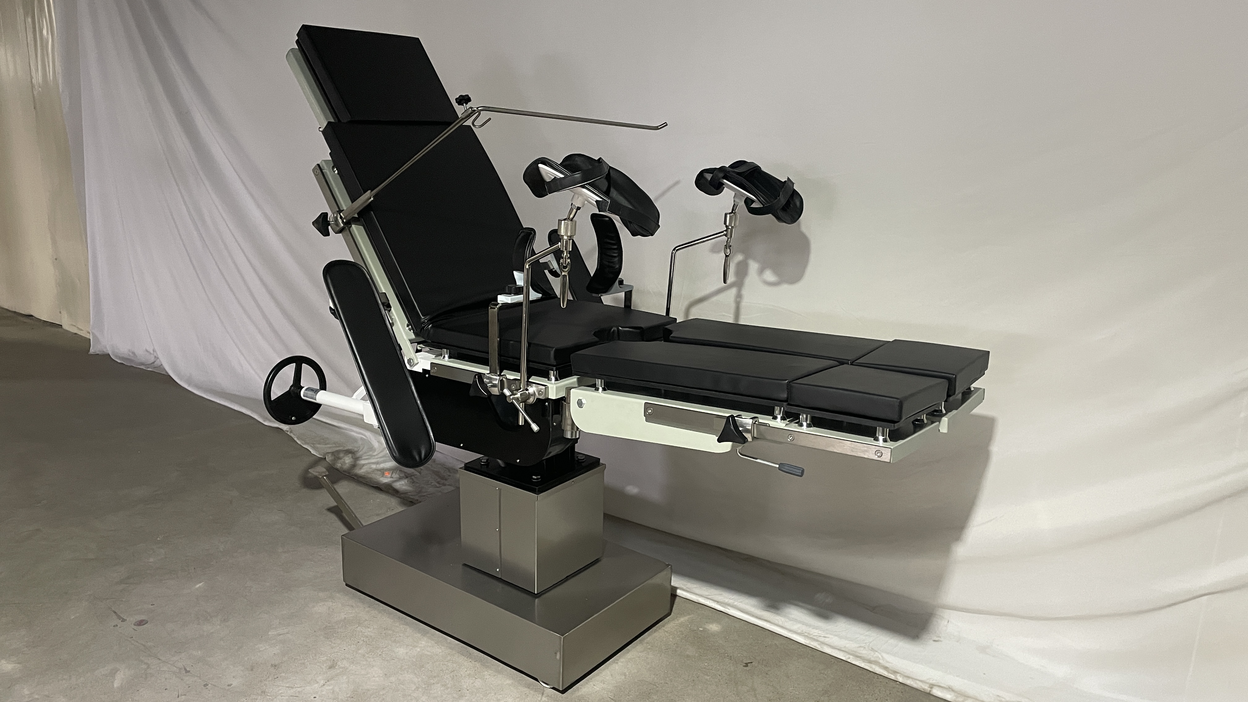 Head Controlled 3008 Operating Table Radiolucent Manual Theatre Operation Table လိုက်ဖက်သော X-Ray Hydraulic Operating Table