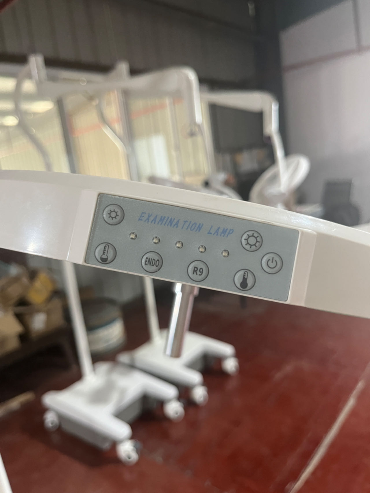 ဒီဇိုင်းအသစ် Standing Surgical Exam Mobile LED Lamp Examination Light