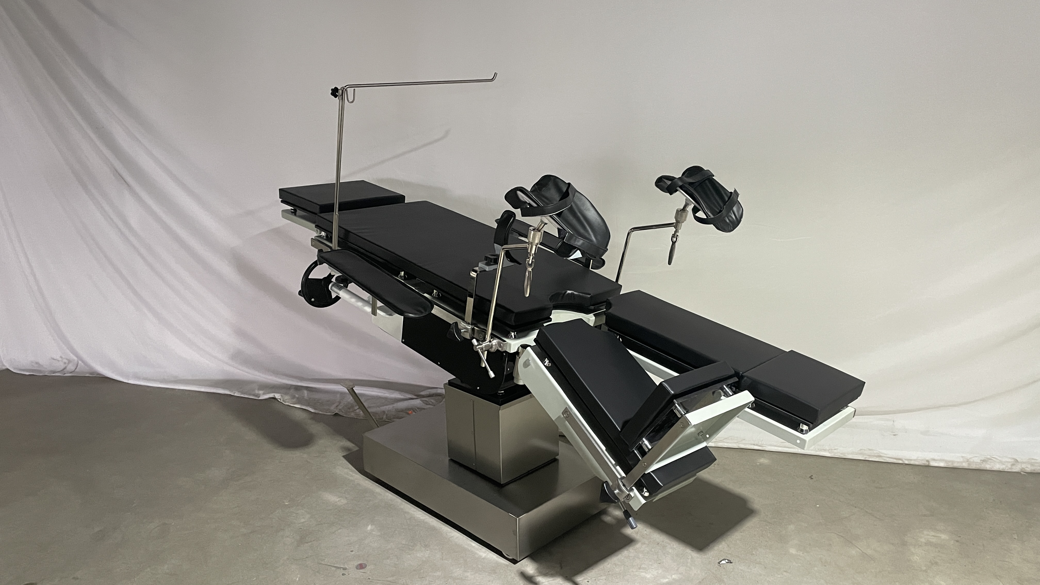 Head Controlled 3008 Operating Table Radiolucent Manual Theatre Operation Table လိုက်ဖက်သော X-Ray Hydraulic Operating Table