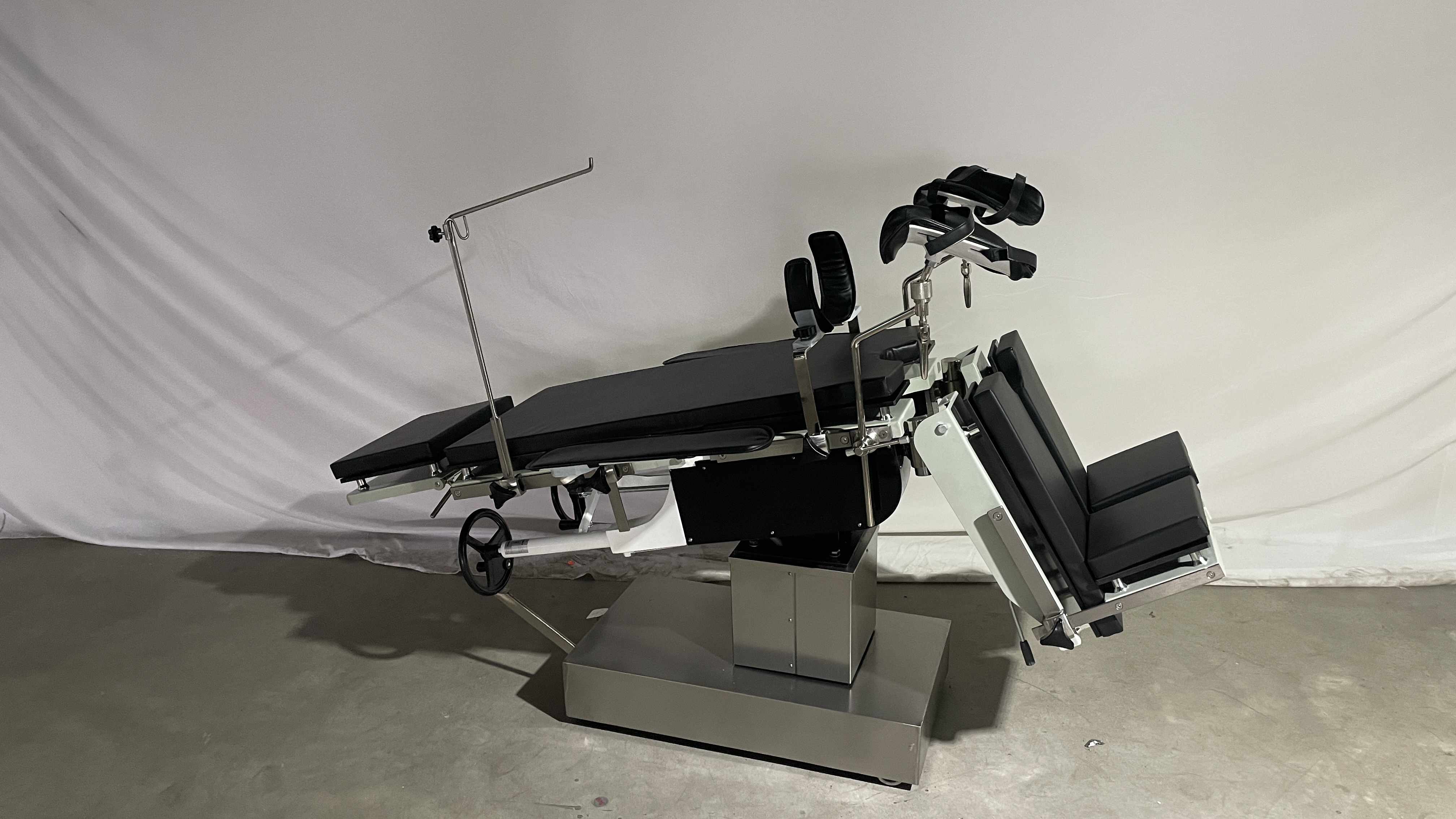 Head Controlled 3008 Operating Table Radiolucent Manual Theatre Operation Table လိုက်ဖက်သော X-Ray Hydraulic Operating Table