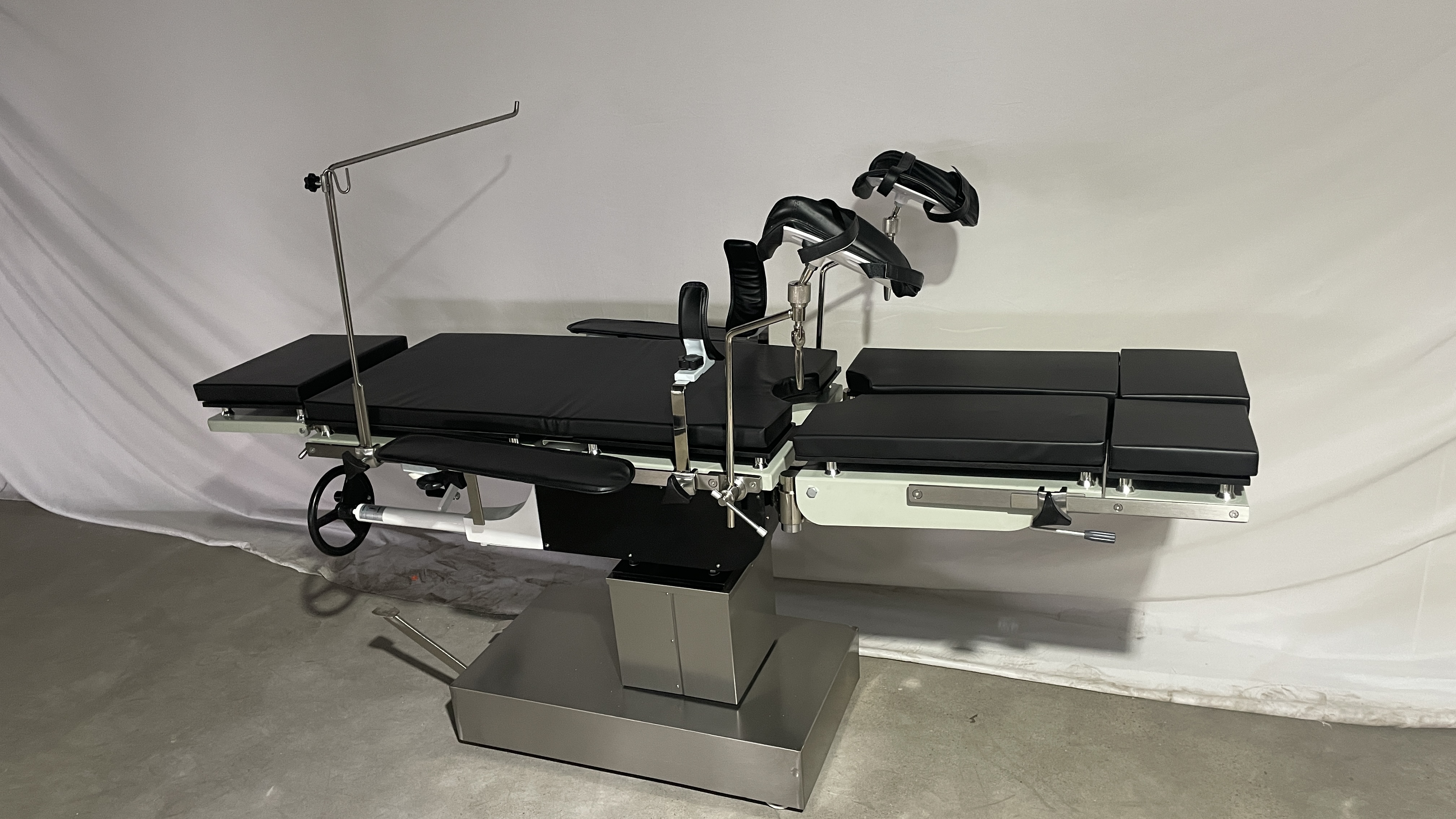 Head Controlled 3008 Operating Table Radiolucent Manual Theatre Operation Table လိုက်ဖက်သော X-Ray Hydraulic Operating Table